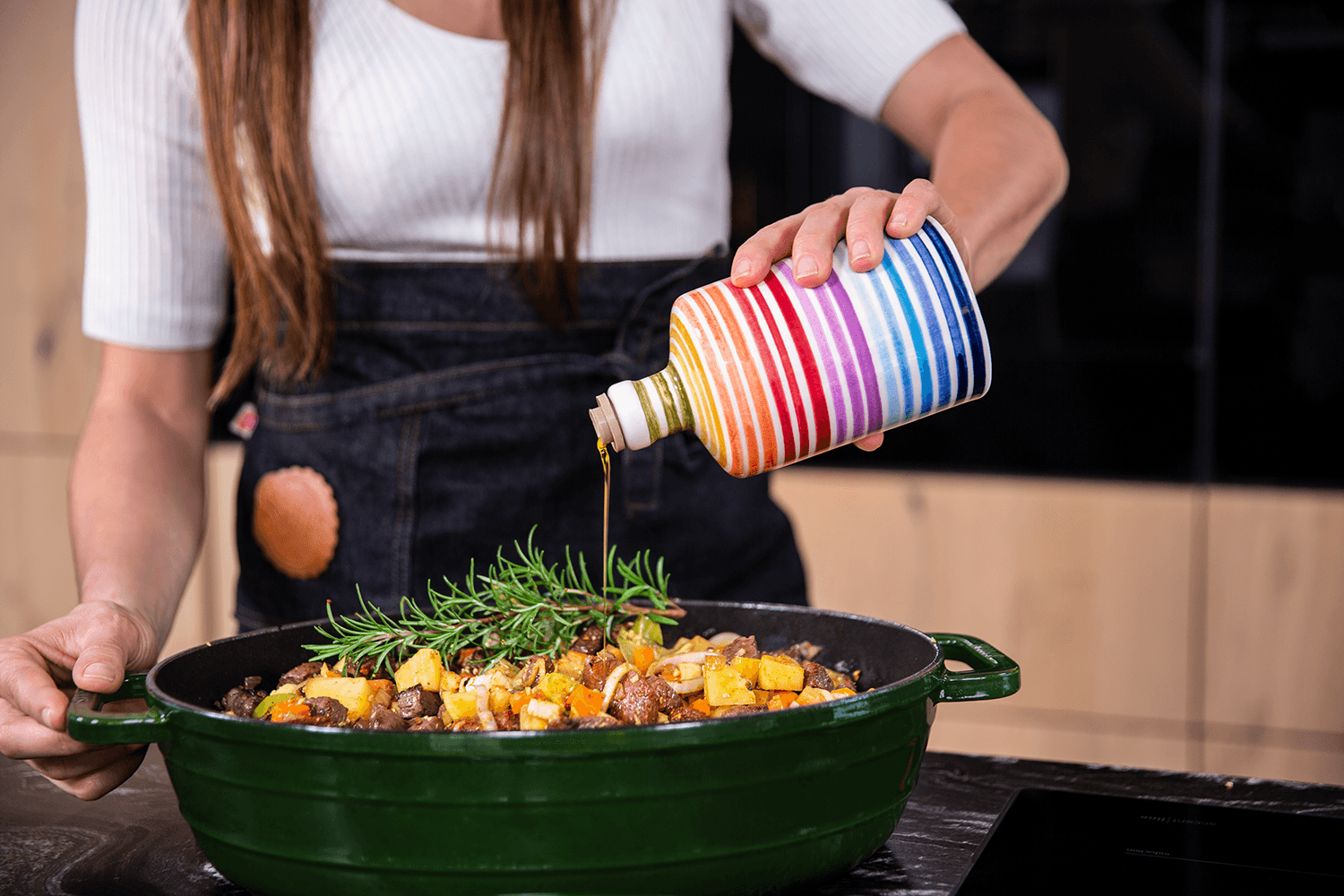 Sally benutzt die Olivenölflasche im Rainbow-Stil in einer Küche