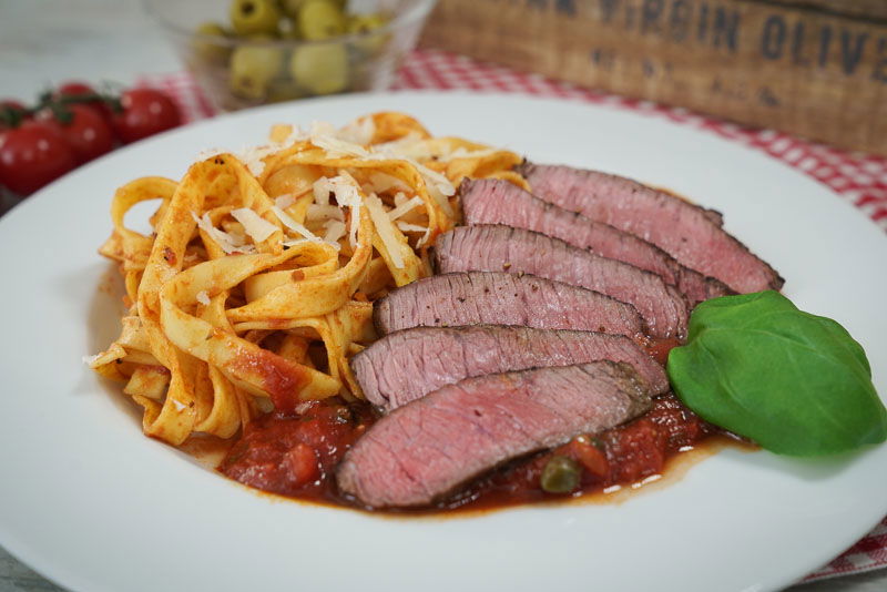 Pasta Pizzaiola / Rumpsteak mit Nudeln und Tomatensoße
