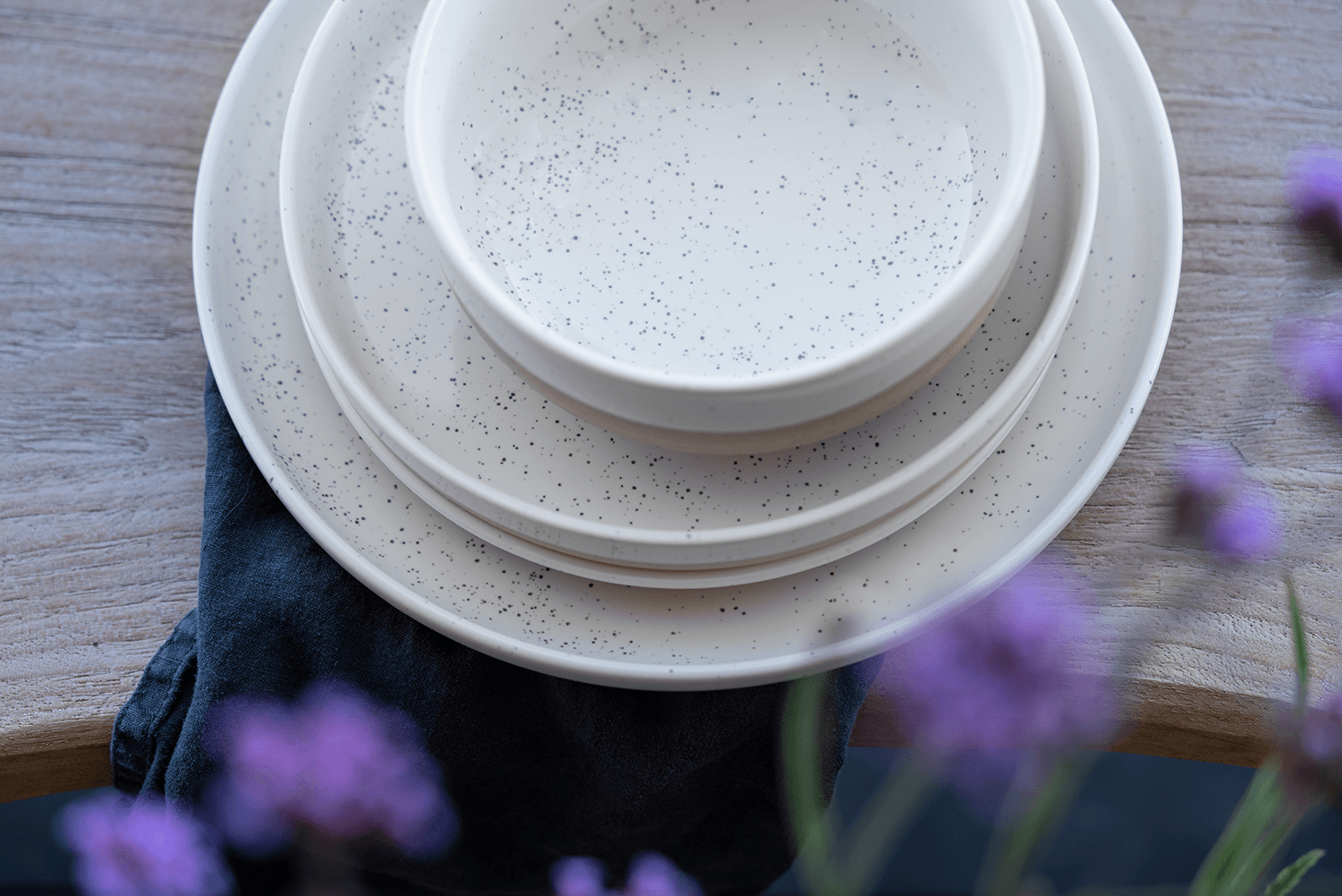 Graues Keramikgeschirr steht auf einem Tisch