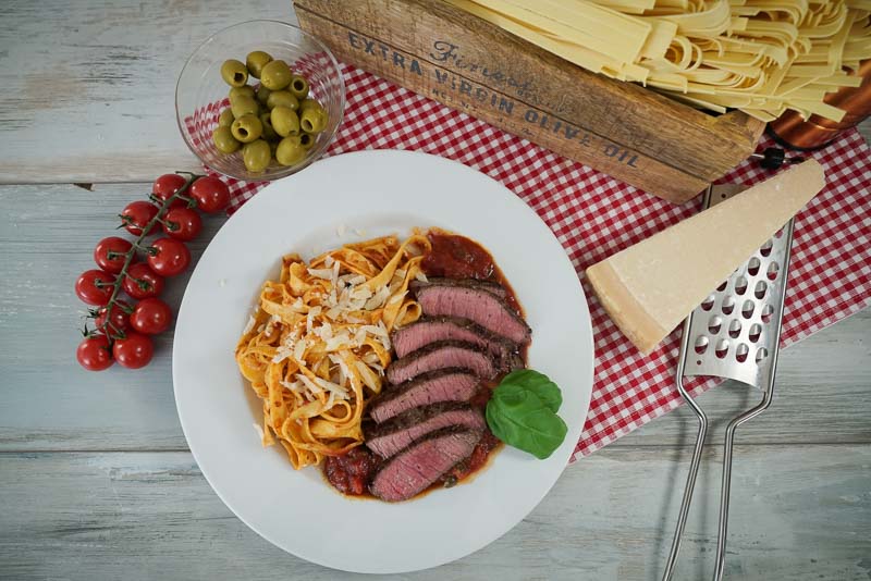Pasta Pizzaiola / Rumpsteak mit Nudeln und Tomatensoße