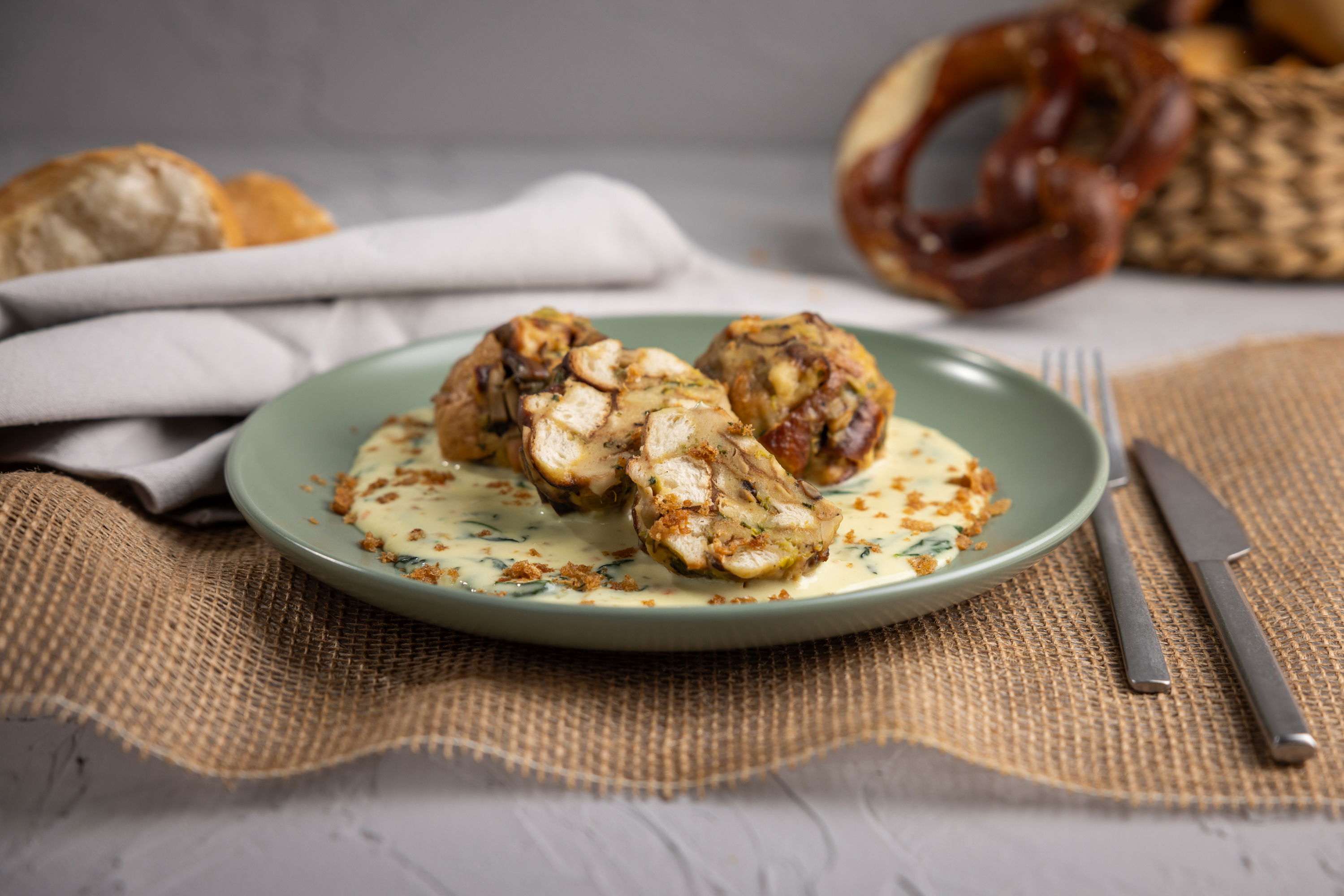 Semmelknödel mit cremiger Käse-Spinat-Soße