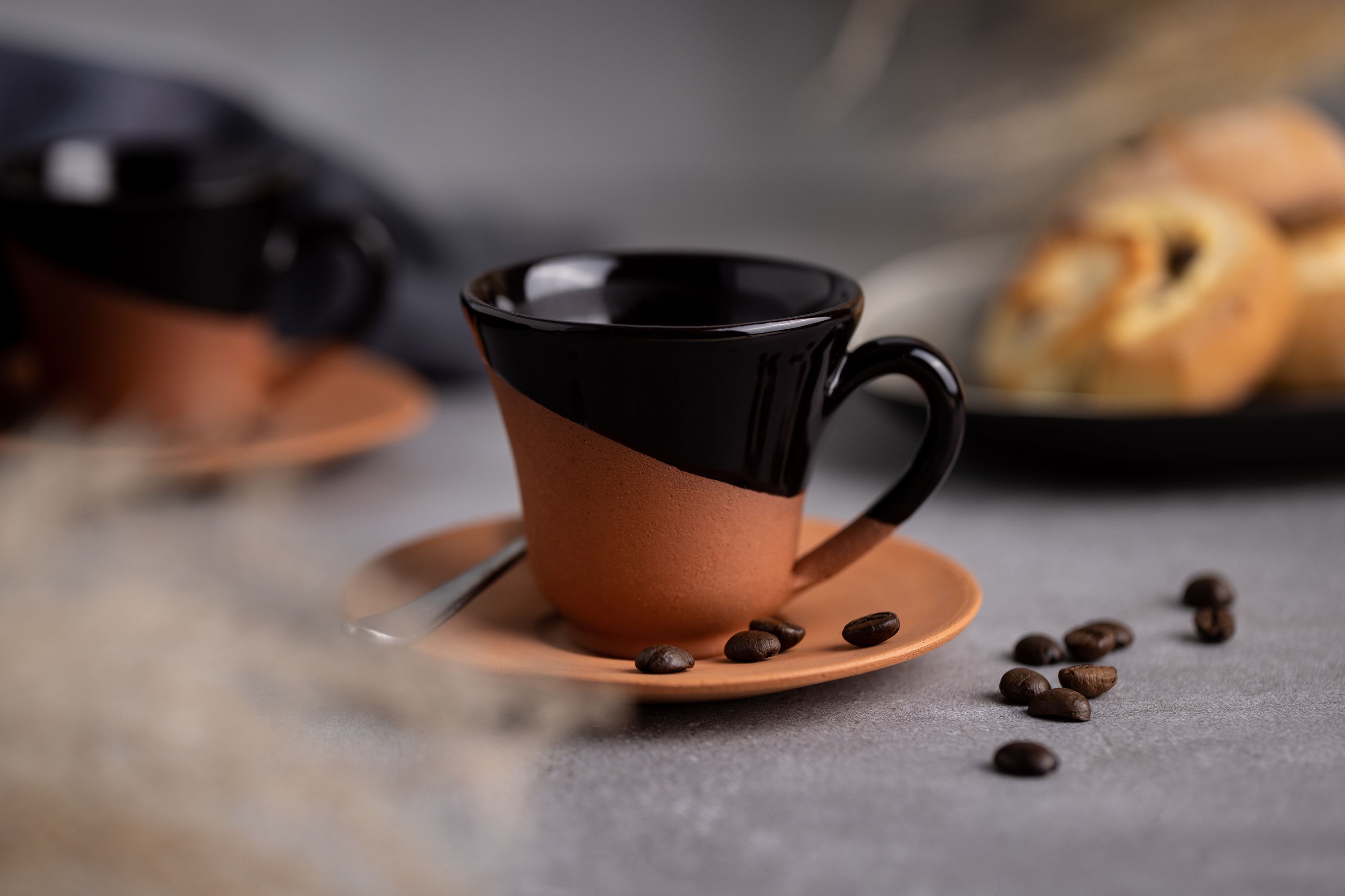Eine Terracotta-Espressotasse steht auf einem Tisch