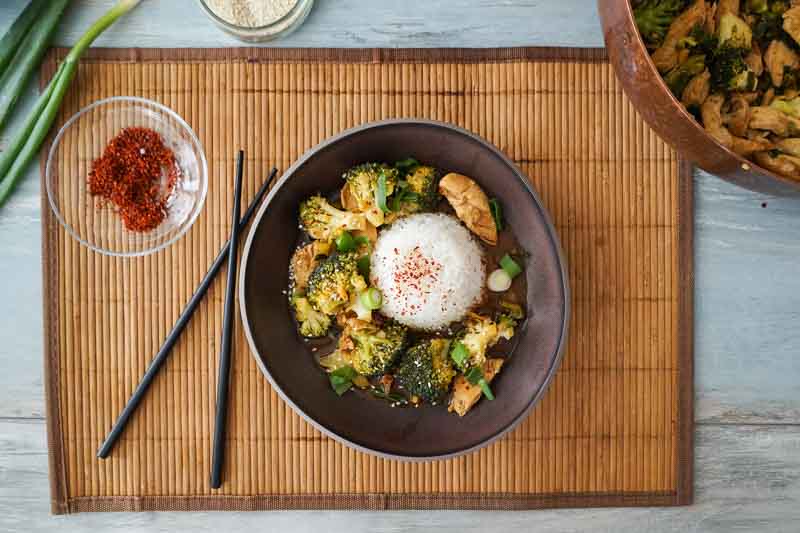 Asiatisches Brokkoli Chicken mit Jasminreis / 20 Minuten Rezept