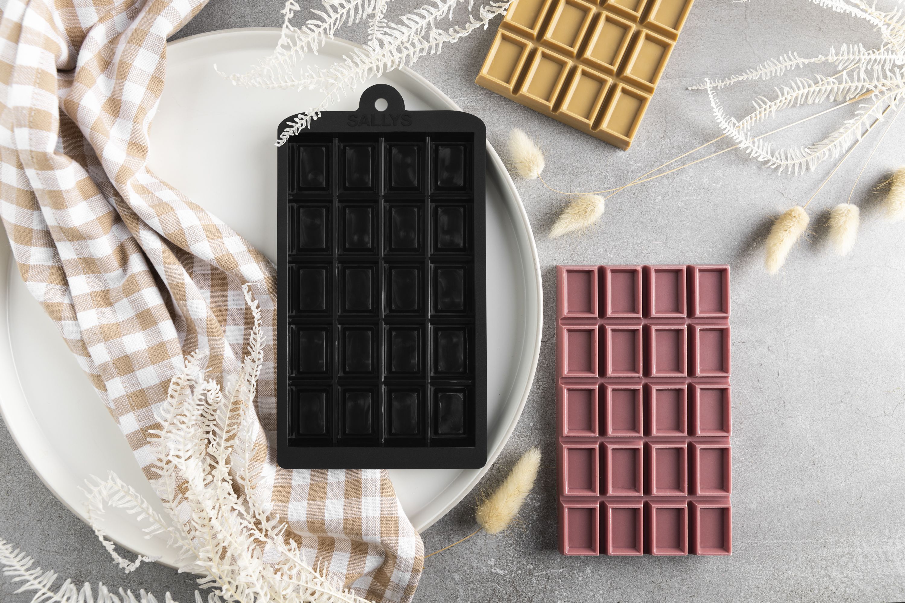 Eine Schokoladenform für Waffel-Schokolade liegt auf einem Tisch