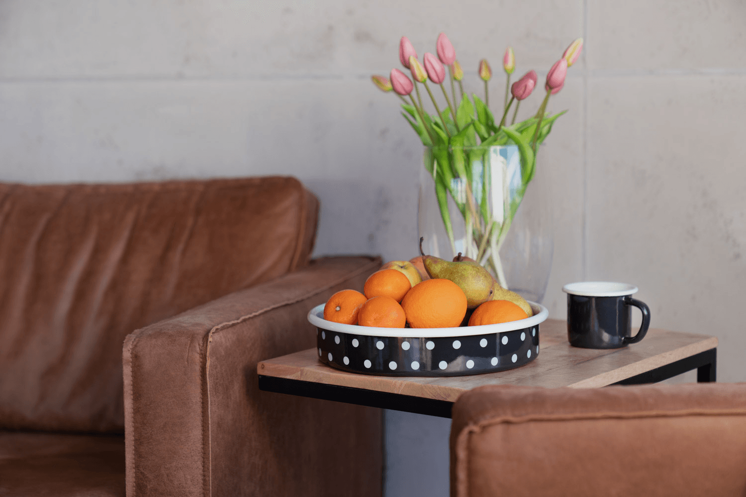 Eine Emaille-Ofenform steht neben Blumen auf einem Tisch