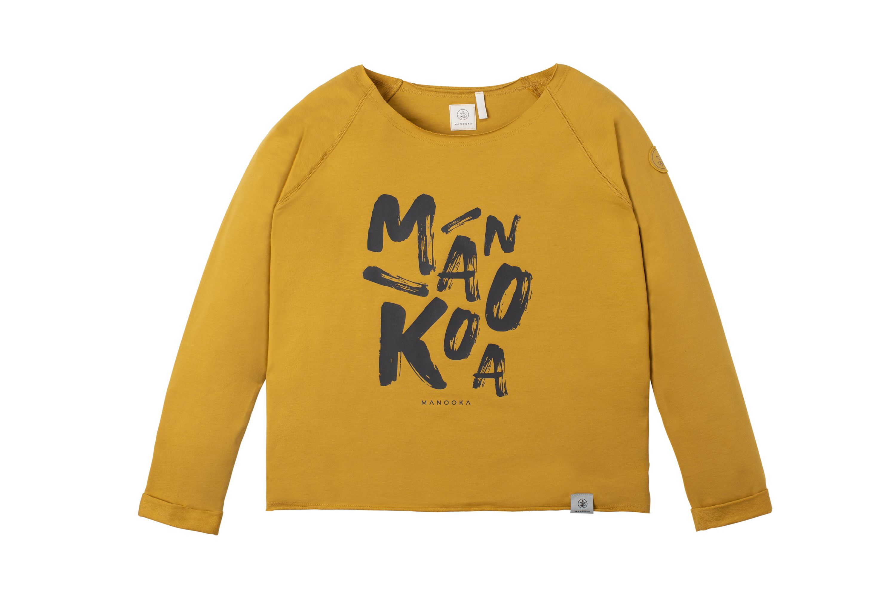 Ein senfgelbes Nadia-Sweatshirt mit Manooka-Schriftzug