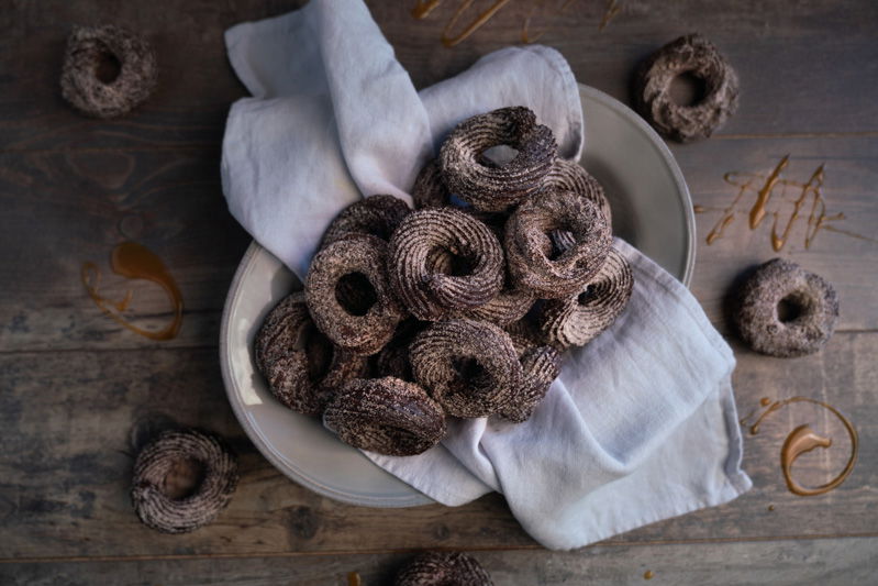 Schokoladenchurros Ringe mit Karamellsauce