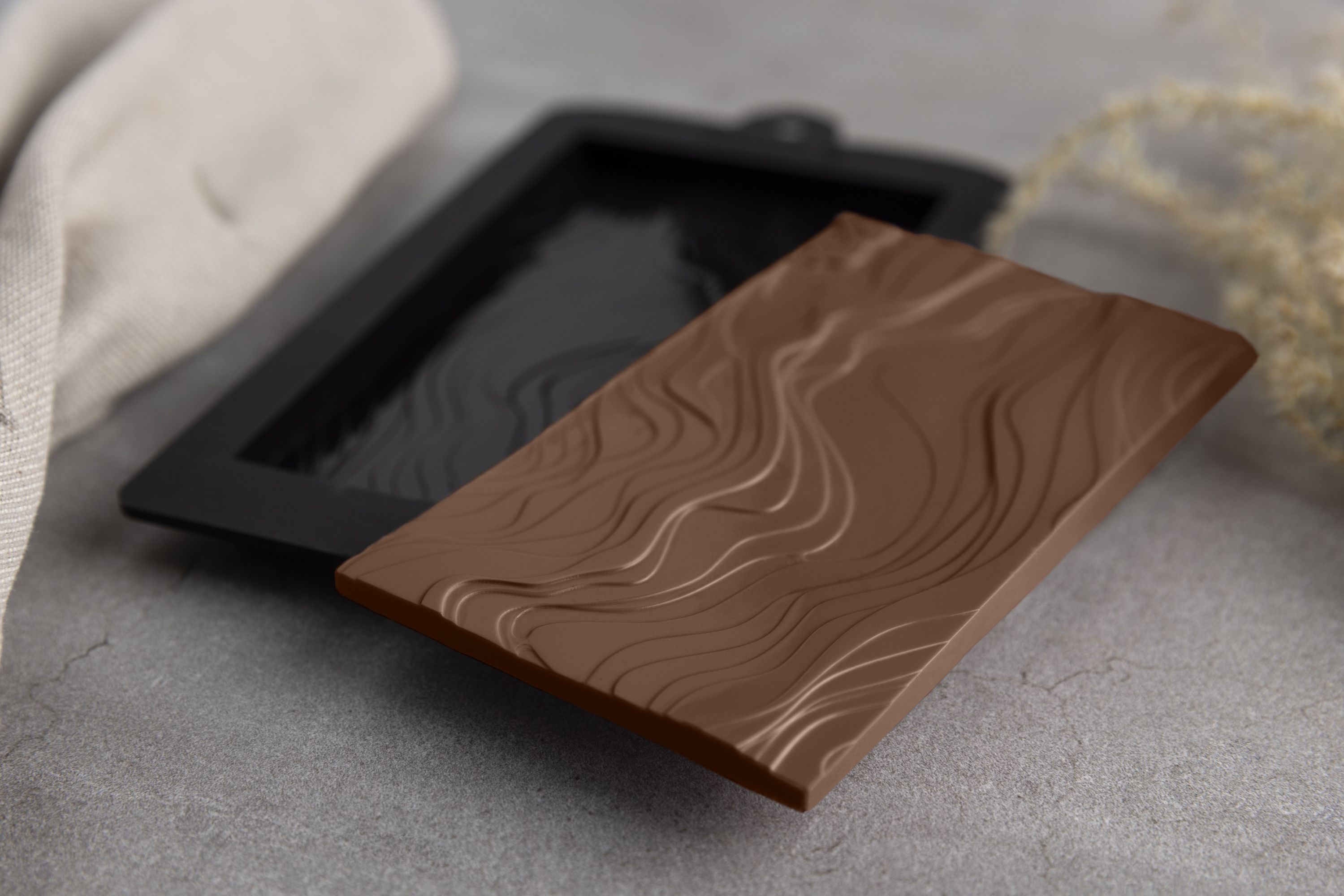 Eine Schokoladenform in Wellenoptik liegt auf einem Tisch