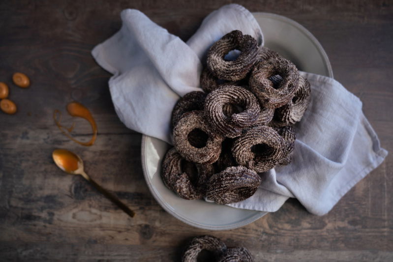 Schokoladenchurros Ringe mit Karamellsauce