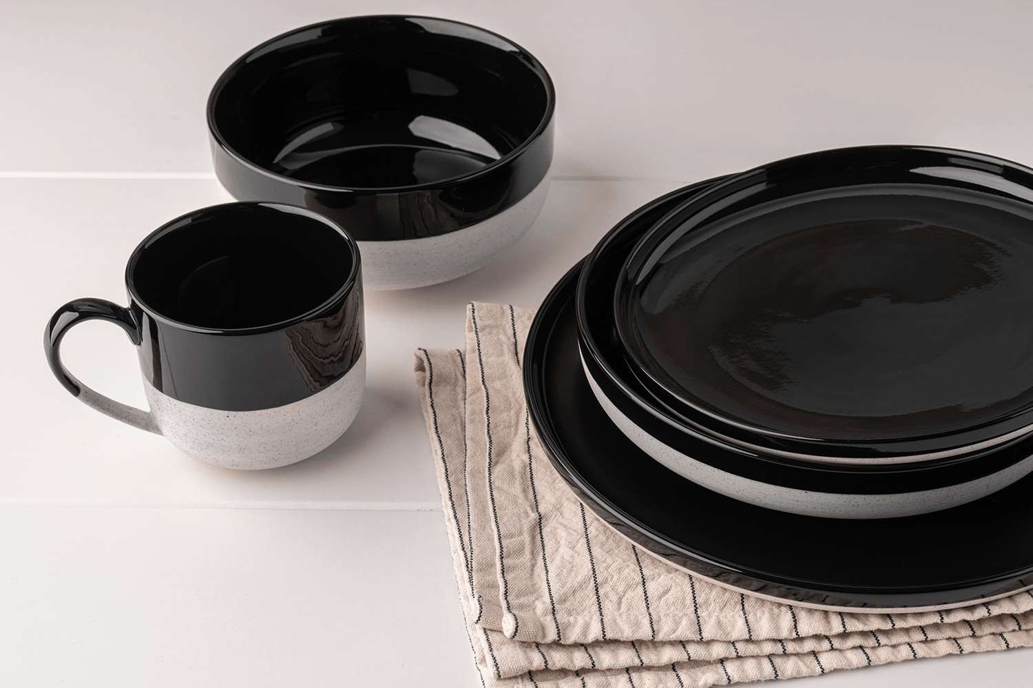 Keramik-Geschirr steht auf einem Tisch