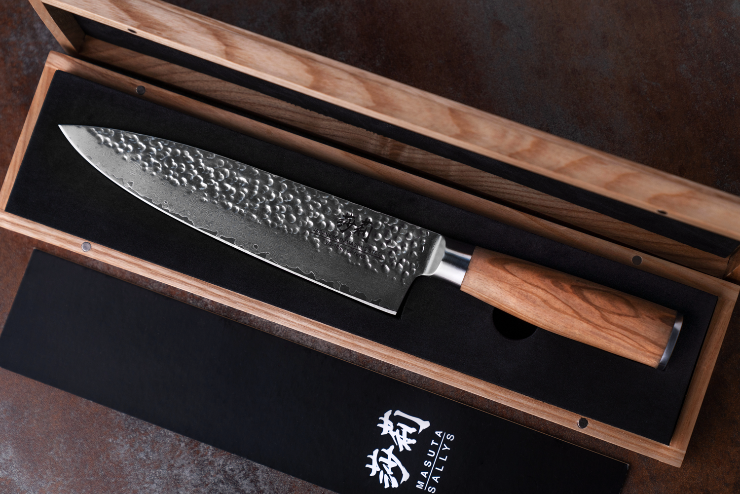 Das Masuta-Messer liegt in seiner Verpackung