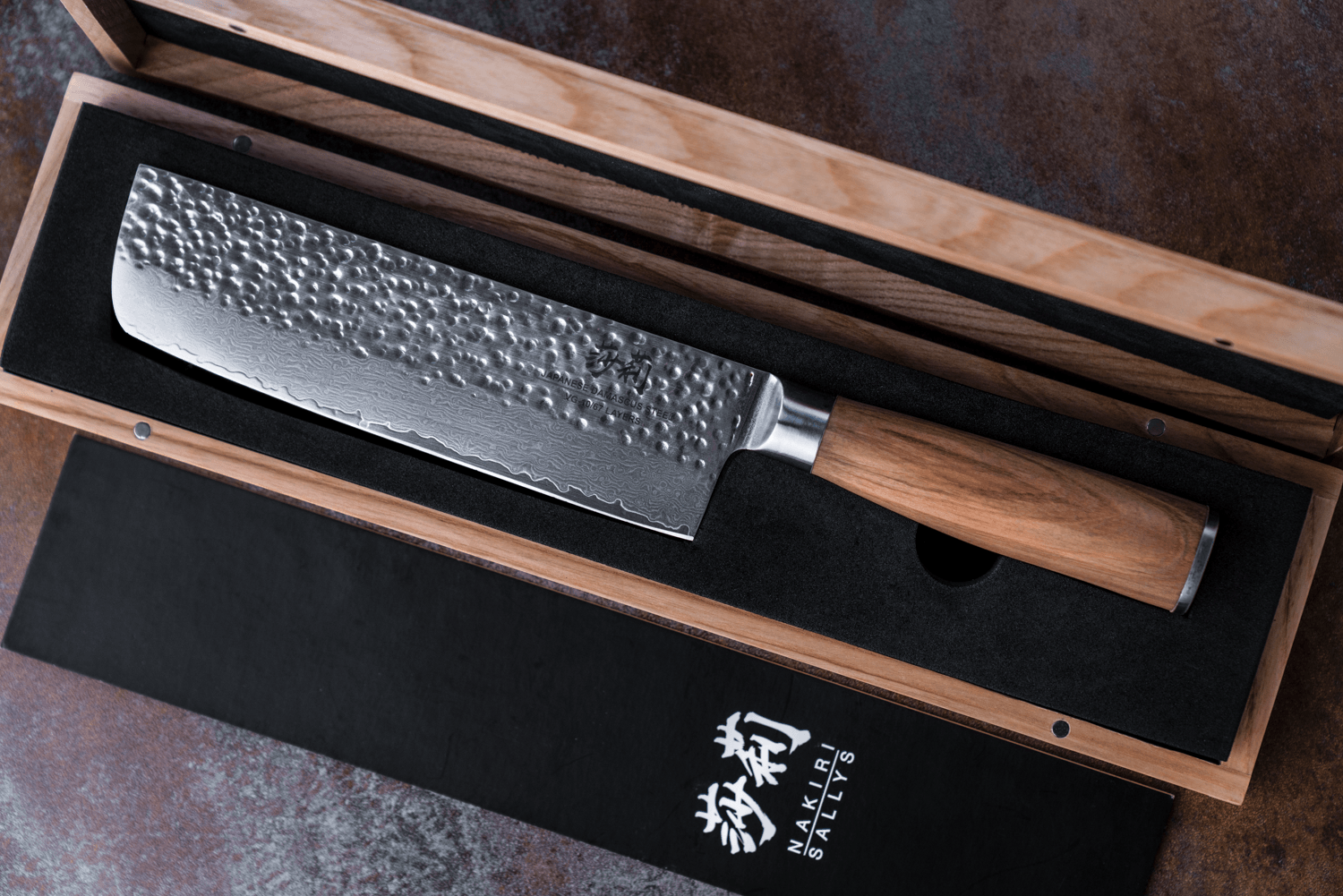 Das Nakiri-Messer liegt in seiner Verpackung