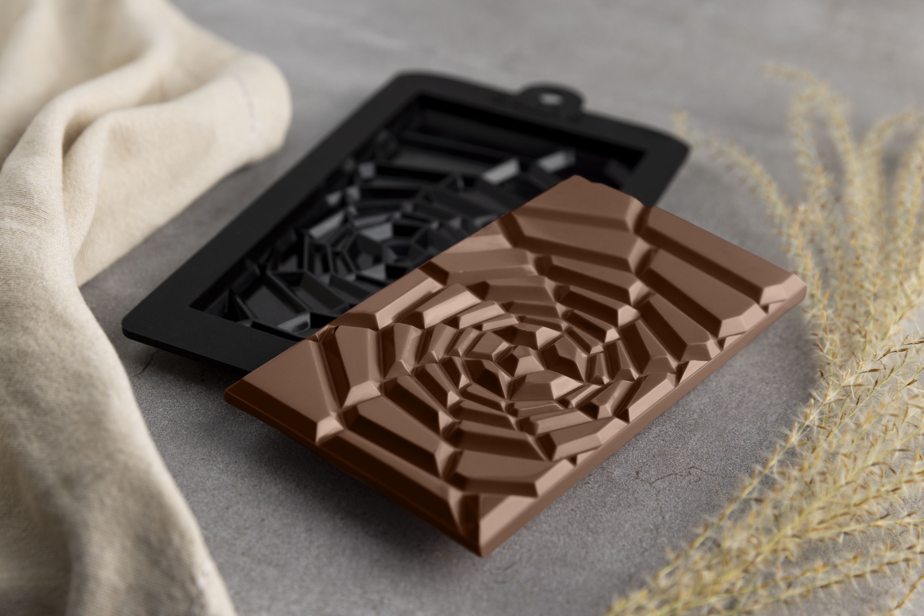 Eine Schokoladenform für Spinnennetz-Schokolade liegt auf einem Tisch