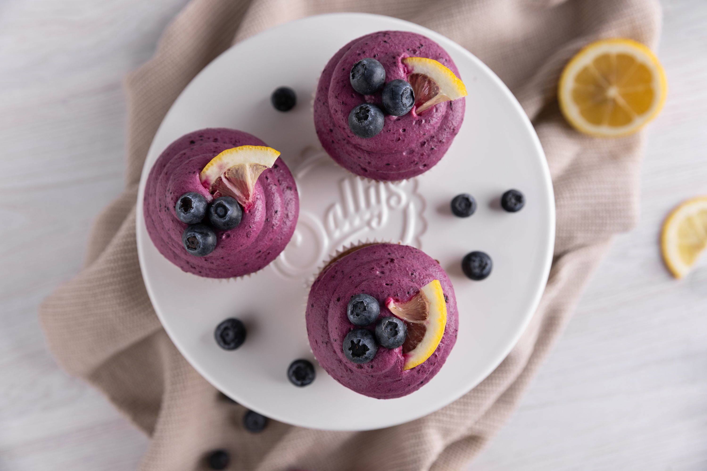 Blaubeer-Cupcakes mit Lemoncurd Füllung