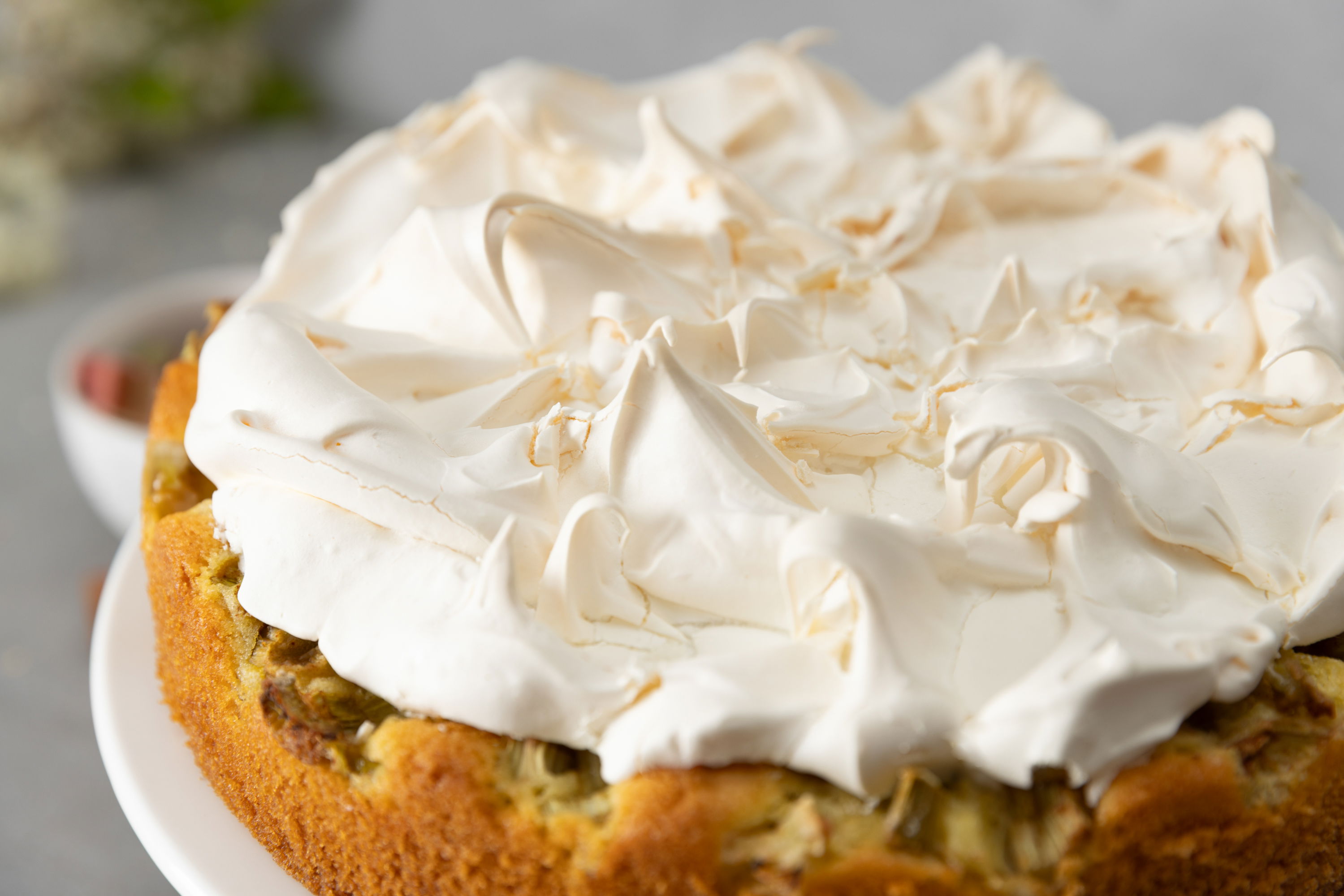 Rhabarberkuchen mit Baiserhaube / Rührteigboden