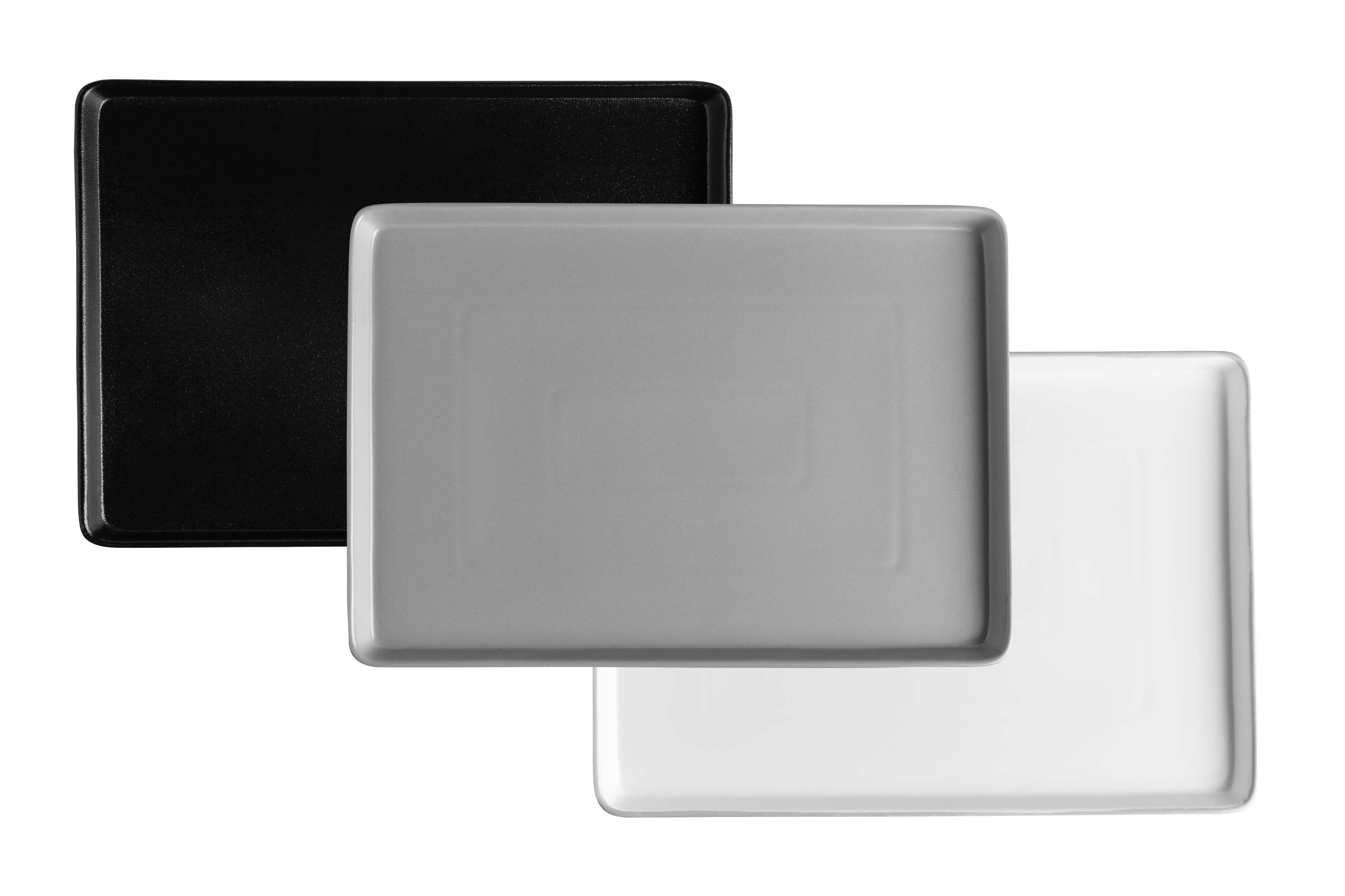 Drei rechteckige Servierplatten in schwarz, weiß und grau