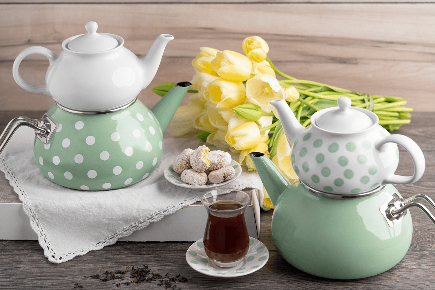 Teekannen stehen auf einem Tisch