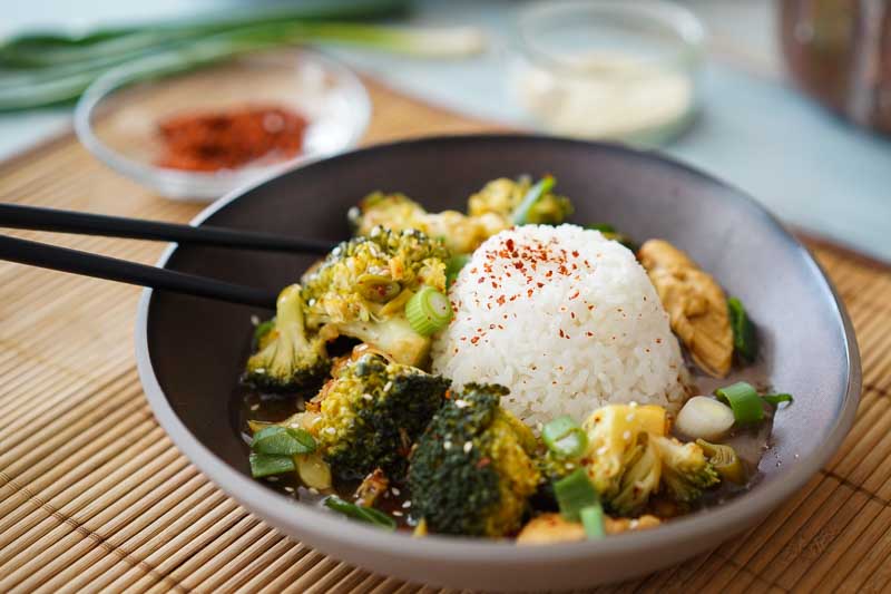 Asiatisches Brokkoli Chicken mit Jasminreis / 20 Minuten Rezept