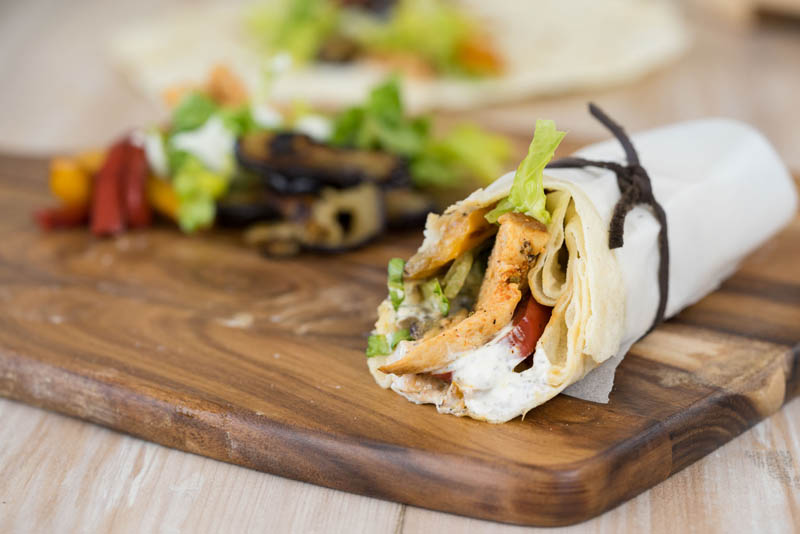 Mediterrane Wraps mit Hähnchen und gegrilltem Gemüse