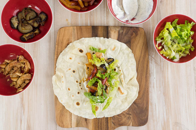 Mediterrane Wraps mit Hähnchen und gegrilltem Gemüse