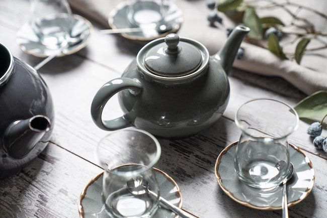 Eine Teekanne und Teegläser stehen auf einem Tisch