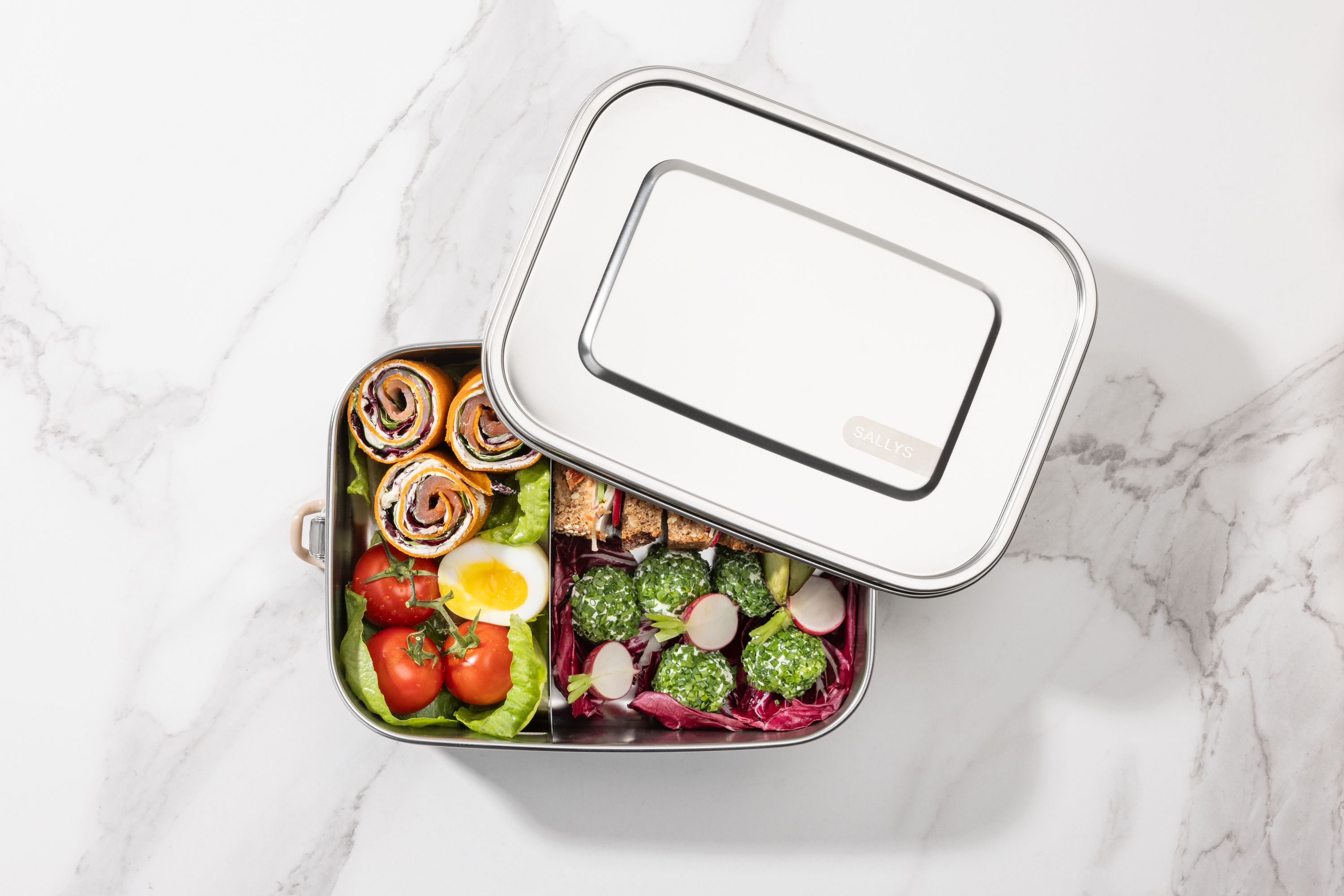 edelstahl lunchbox groß topshot gefüllt mit herzhaften snacks