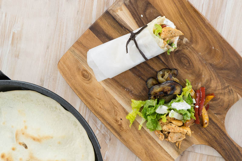 Mediterrane Wraps mit Hähnchen und gegrilltem Gemüse