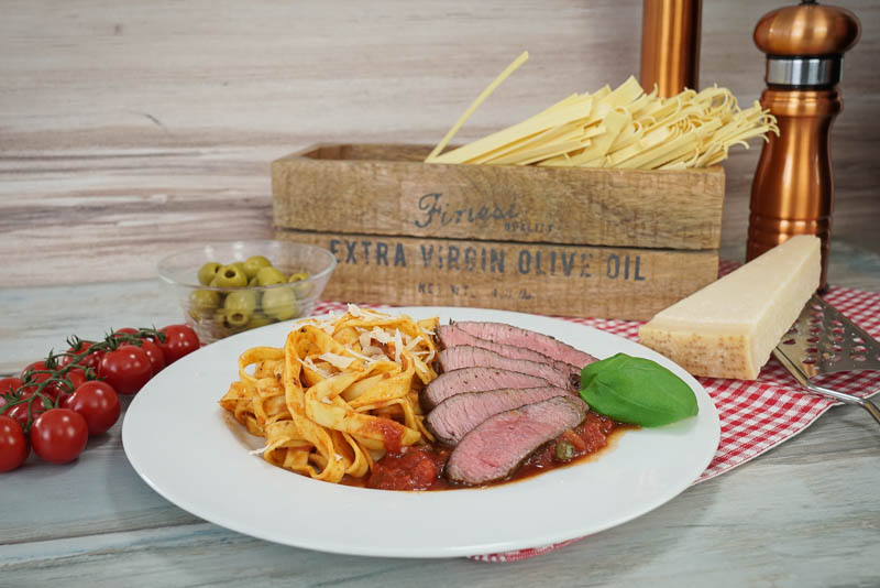Pasta Pizzaiola / Rumpsteak mit Nudeln und Tomatensoße
