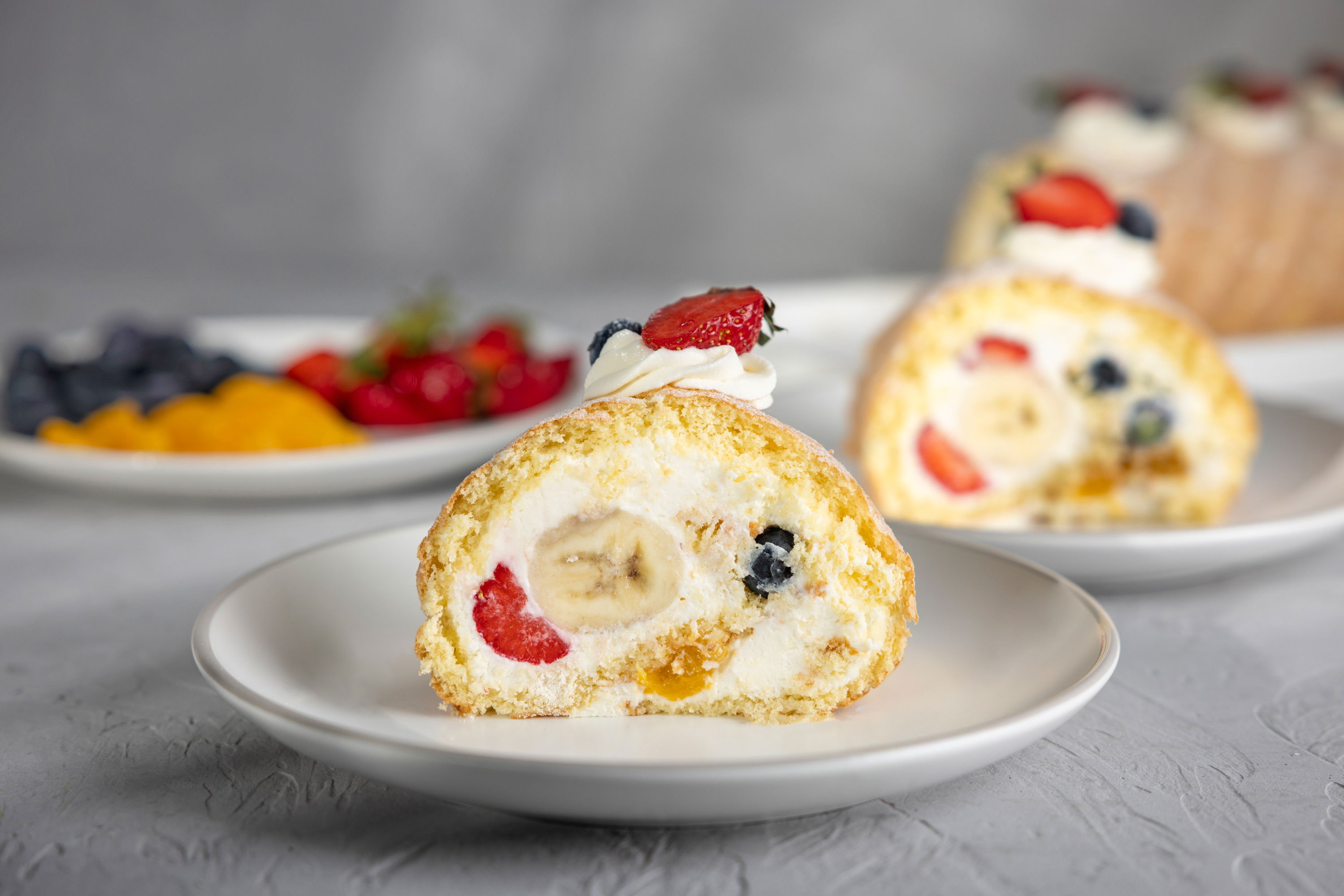Frucht-Biskuitrolle mit Quarkcreme / Biskuit-Sommerrolle