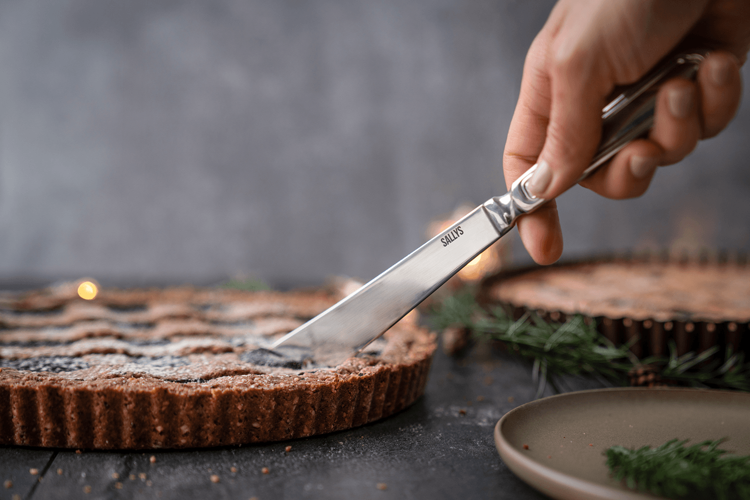 Ein Kuchen wird mit einem Tortenmesser geschnitten