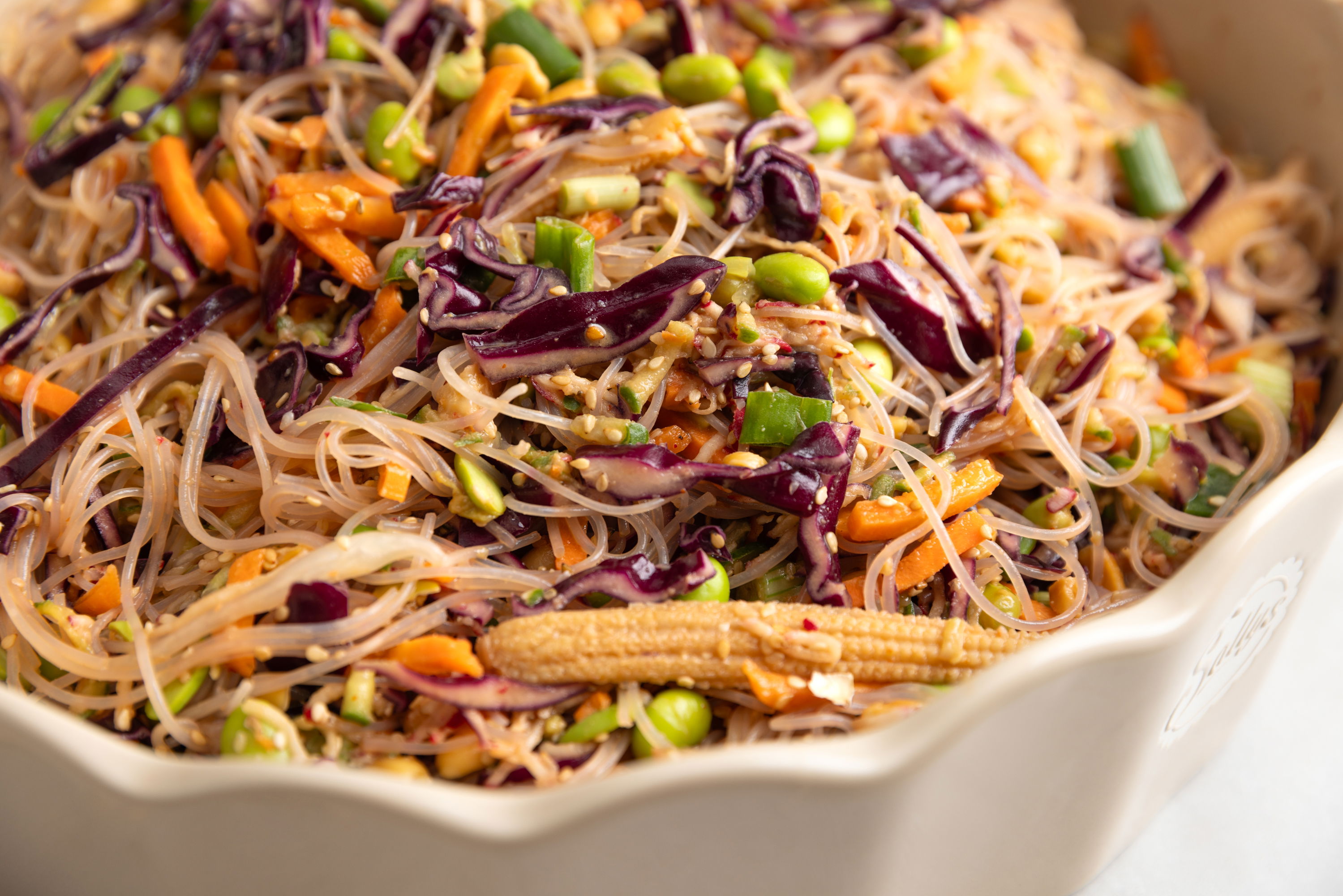 Glasnudel-Salat mit Erdnuss-Dressing