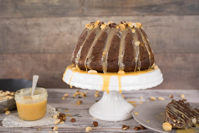 Schokoladenkuchen mit Karamellsoße und Nuss-Topping