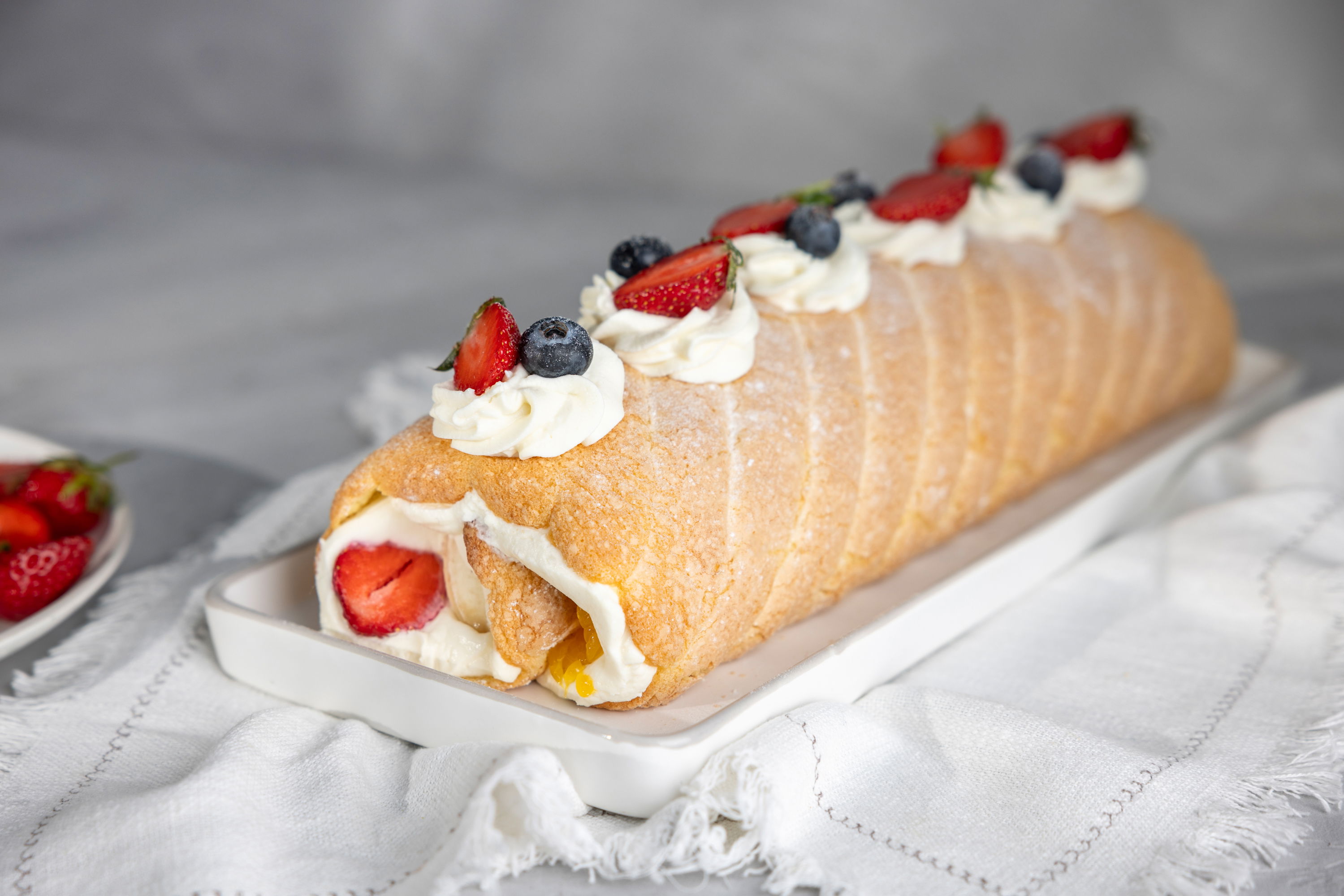Frucht-Biskuitrolle mit Quarkcreme / Biskuit-Sommerrolle