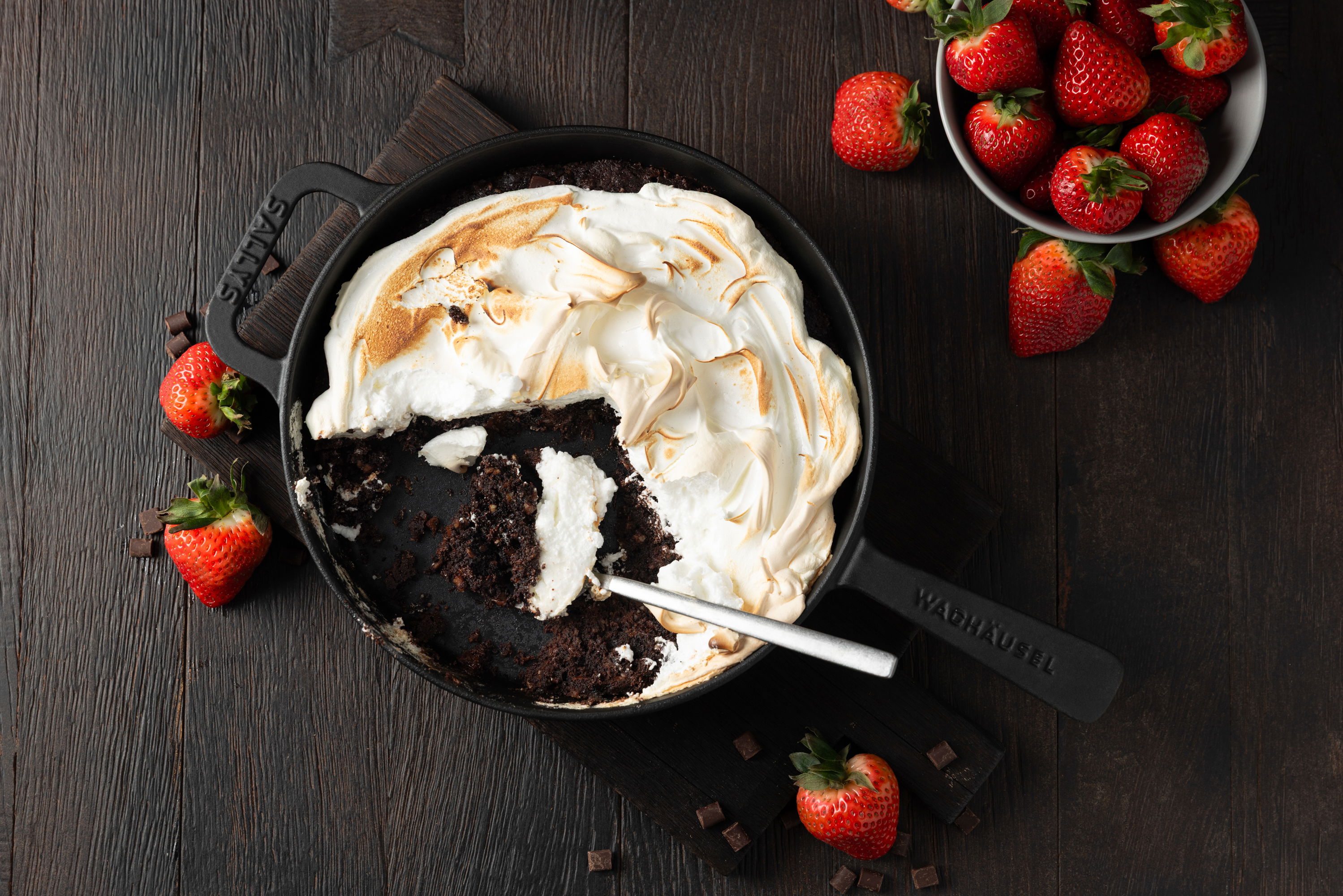Schokoladenbrownie mit Baiserhaube