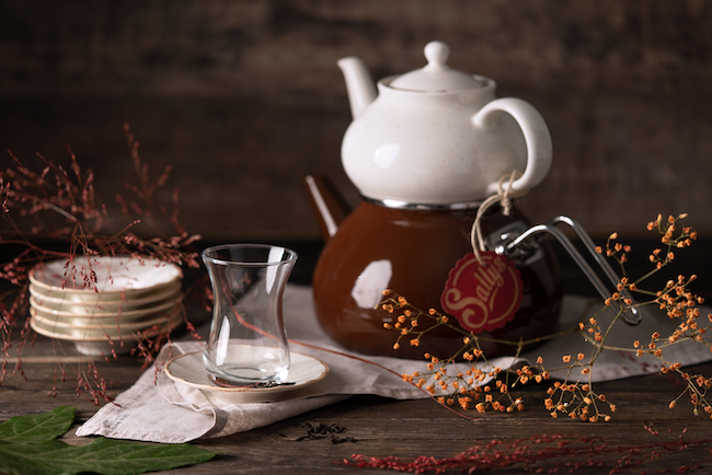 Eine Teekanne und Teegläser stehen auf einem Tisch