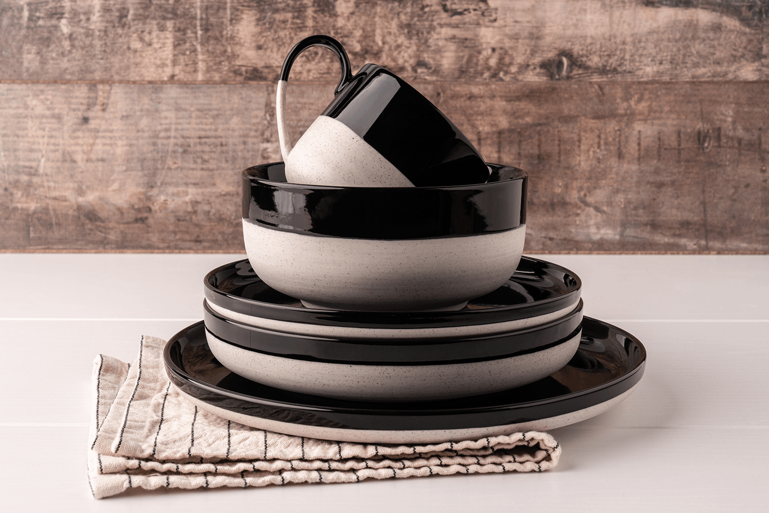 Keramik-Geschirr steht auf einem Tisch