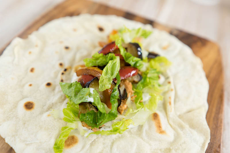 Mediterrane Wraps mit Hähnchen und gegrilltem Gemüse