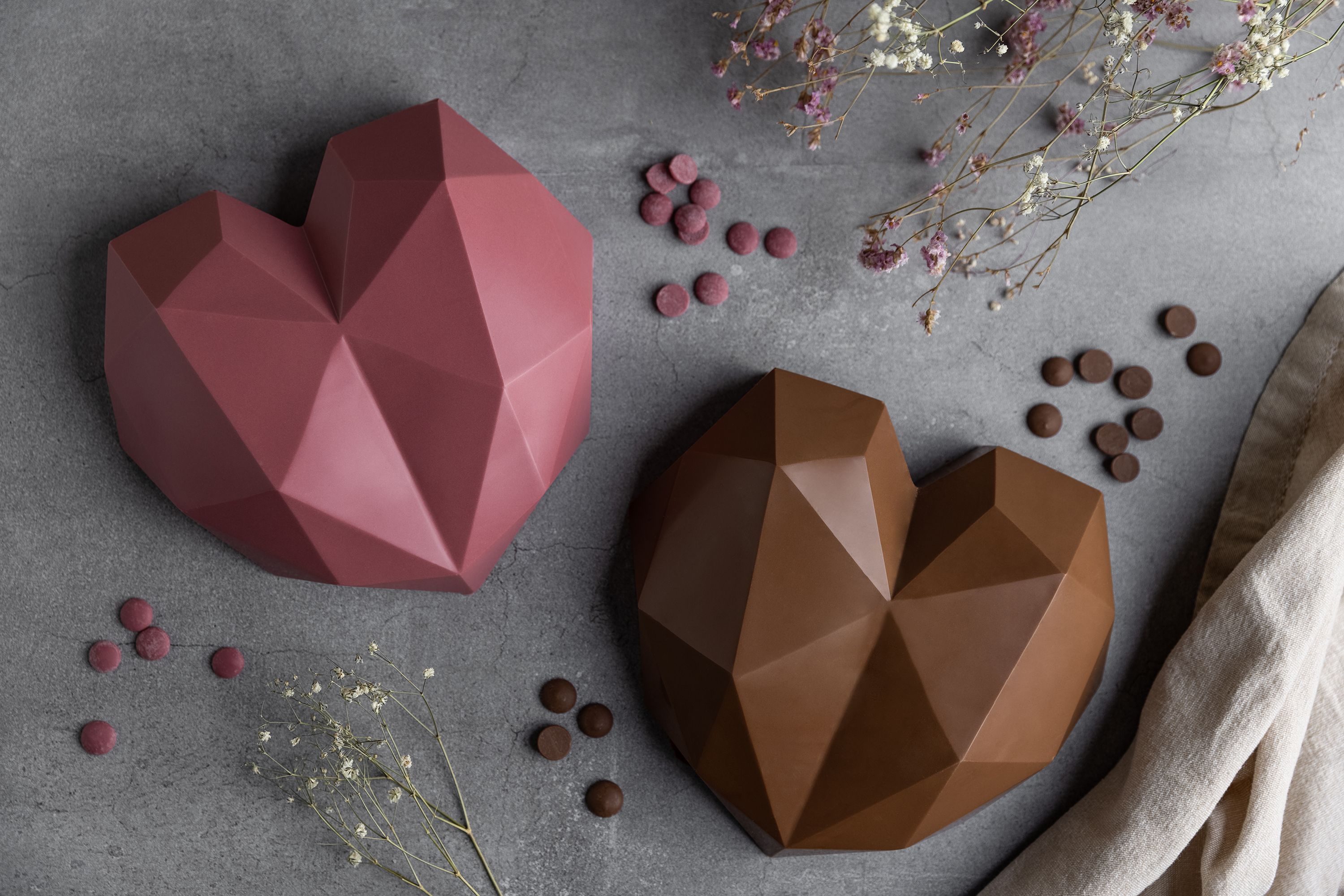 Zwei 3D-Diamantherzen aus Schokolade