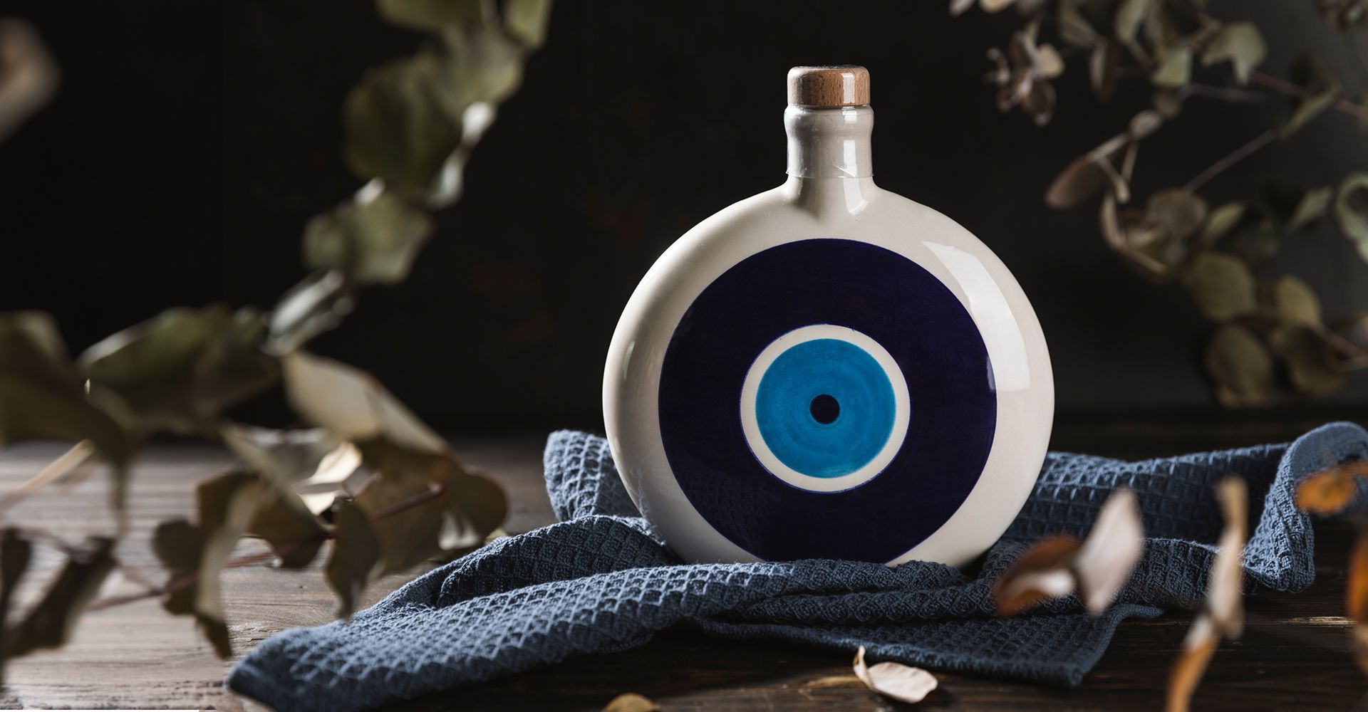 ein Werbebanner für den Onlineshop einer blauen ovalen olivenölflasche