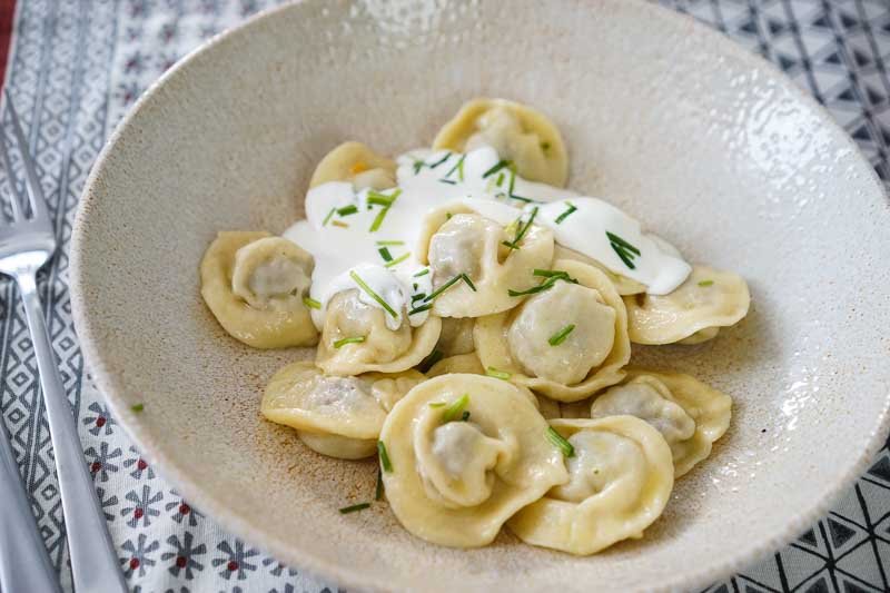Pelmeni – russische, gefüllte Teigtaschen / пельмени
