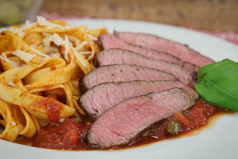 Pasta Pizzaiola / Rumpsteak mit Nudeln und Tomatensoße
