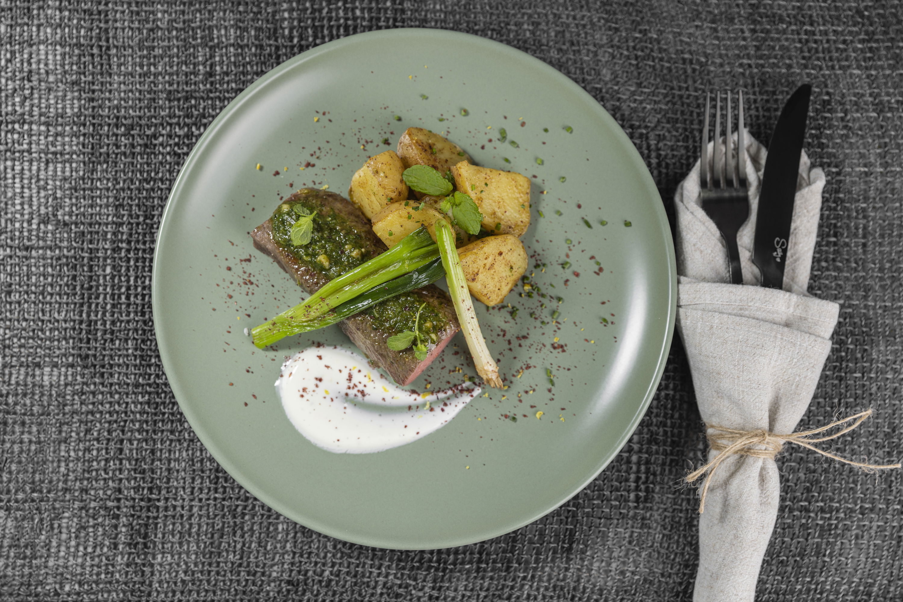 Lammlachs mit Minzsoße, Ofenkartoffeln und Joghurt-Dip