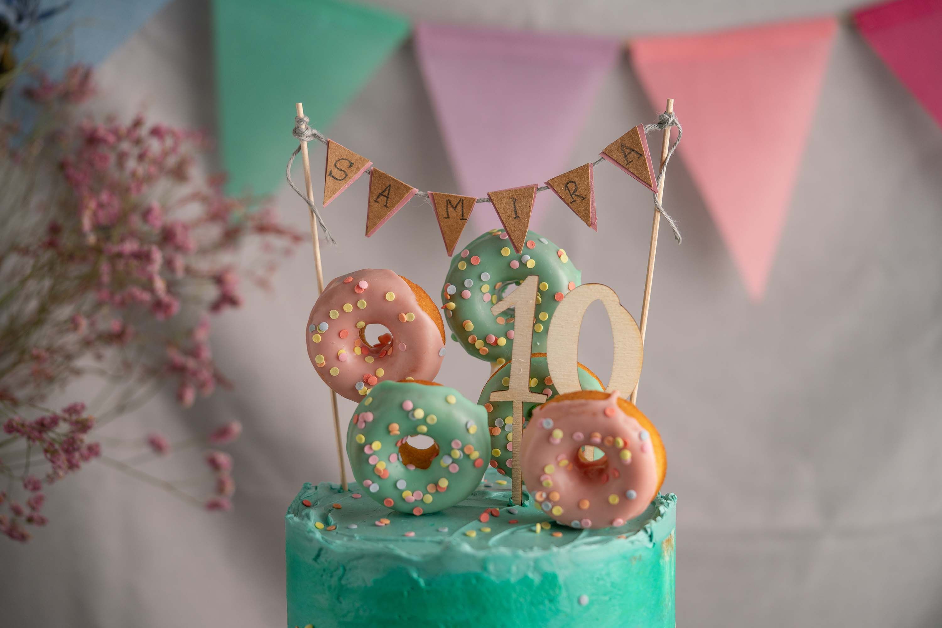 Donuts sind auf einer Torte dekoriert