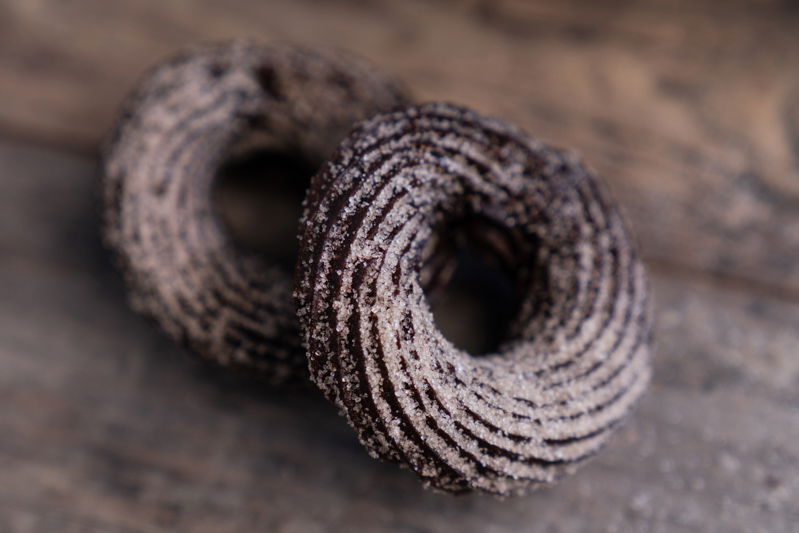 Schokoladenchurros Ringe mit Karamellsauce
