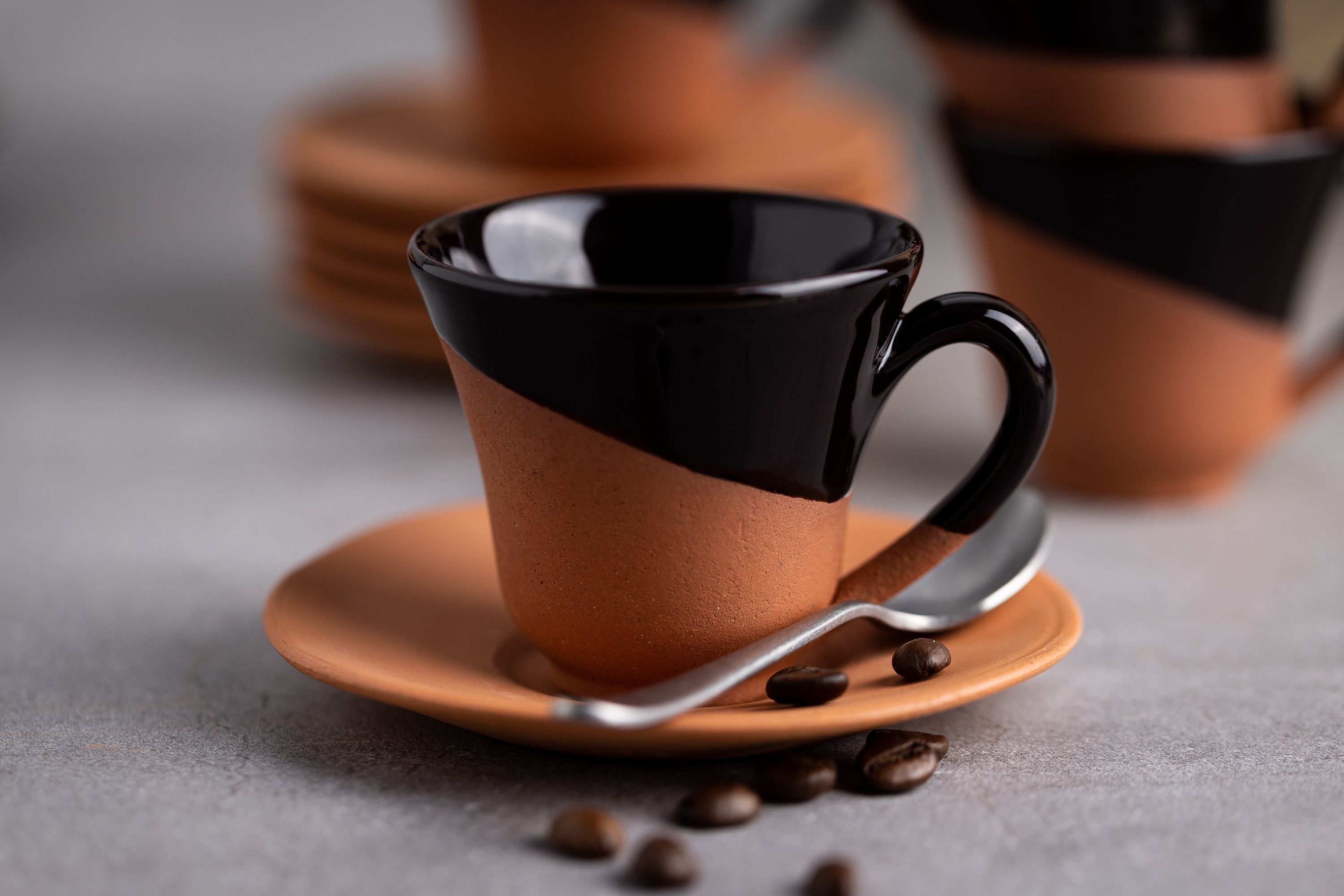 Eine Terracotta-Espressotasse steht auf einem Tisch