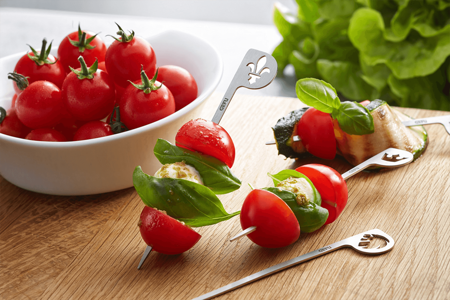 Tomate-Mozzarella-Spieße liegen auf einem Tisch