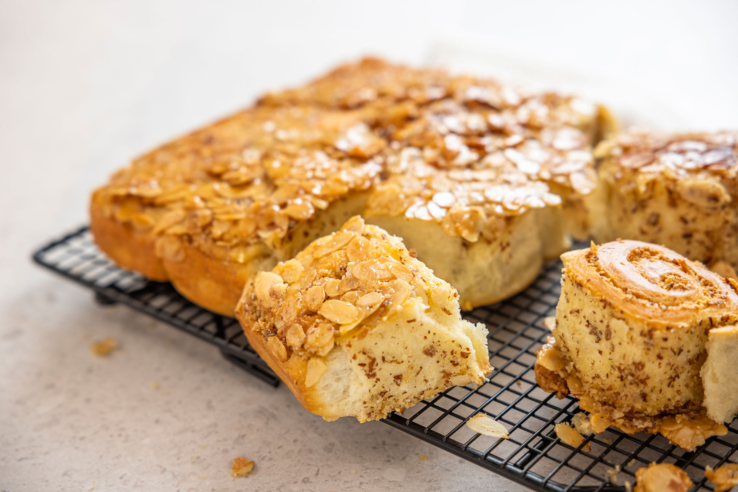 Bienenstich Schnecken / Hefeschnecken mit Mandelkruste