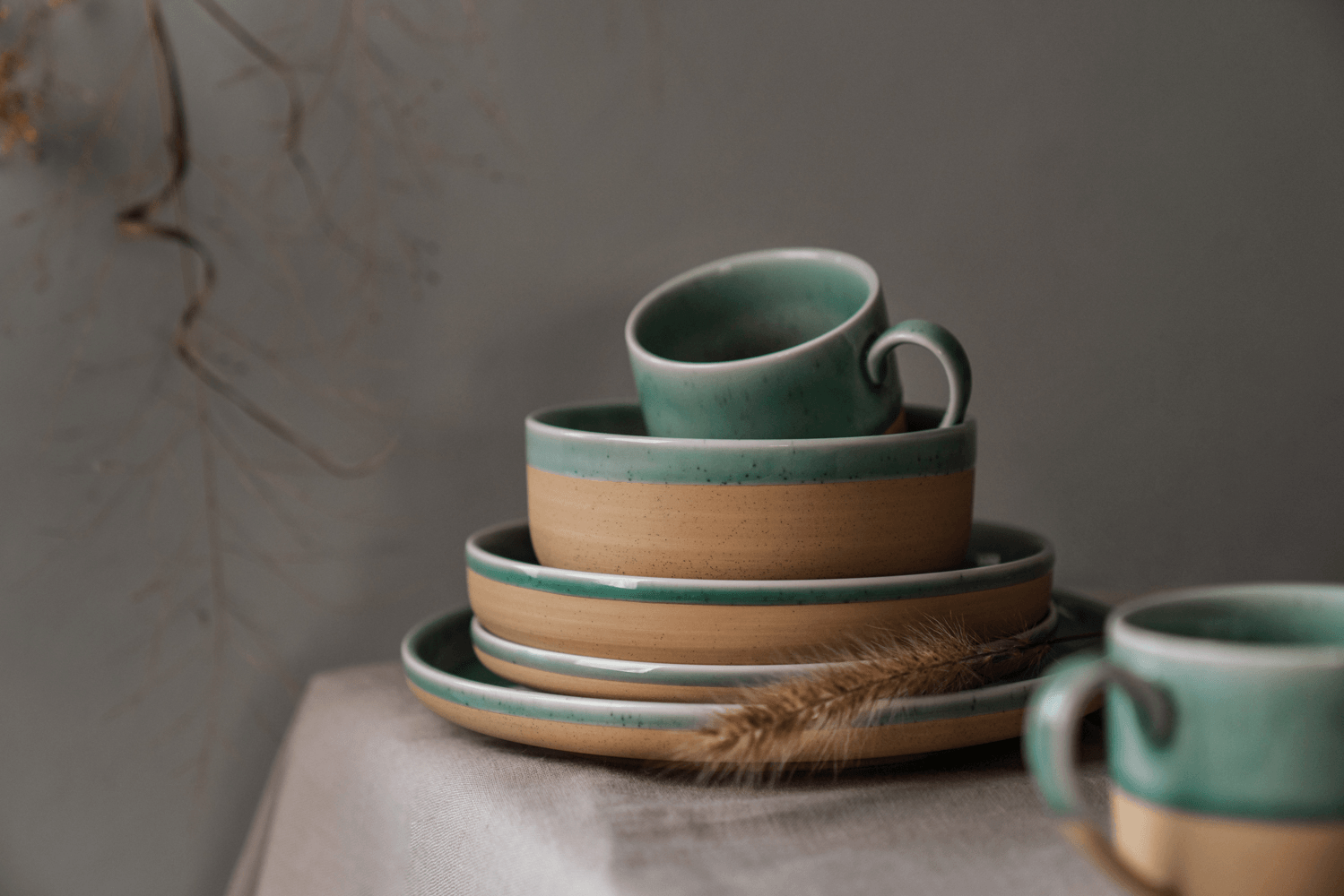 Keramikgeschirr steht auf einem Tisch