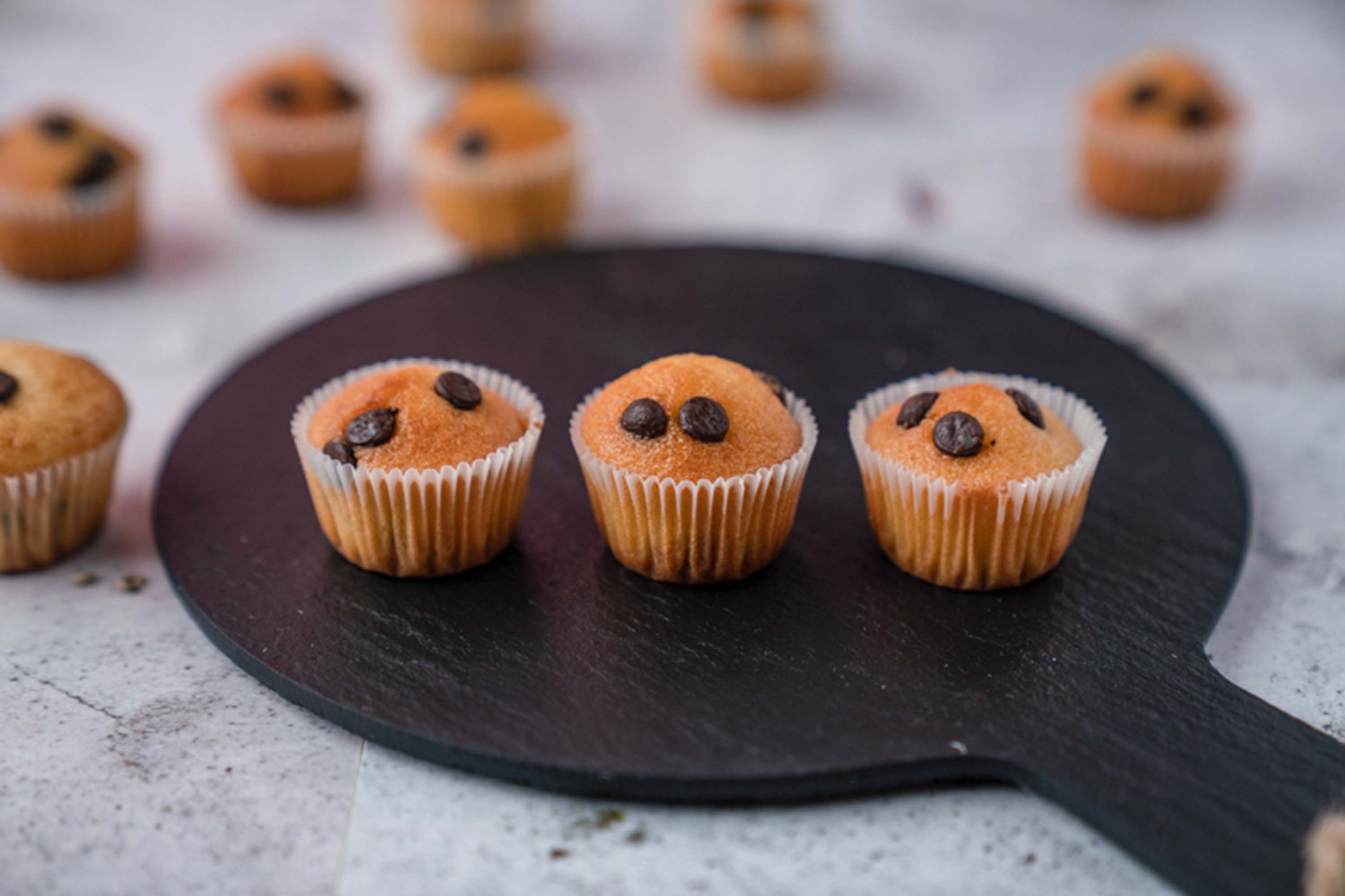 Kleine Muffins stehen auf einem Tablett
