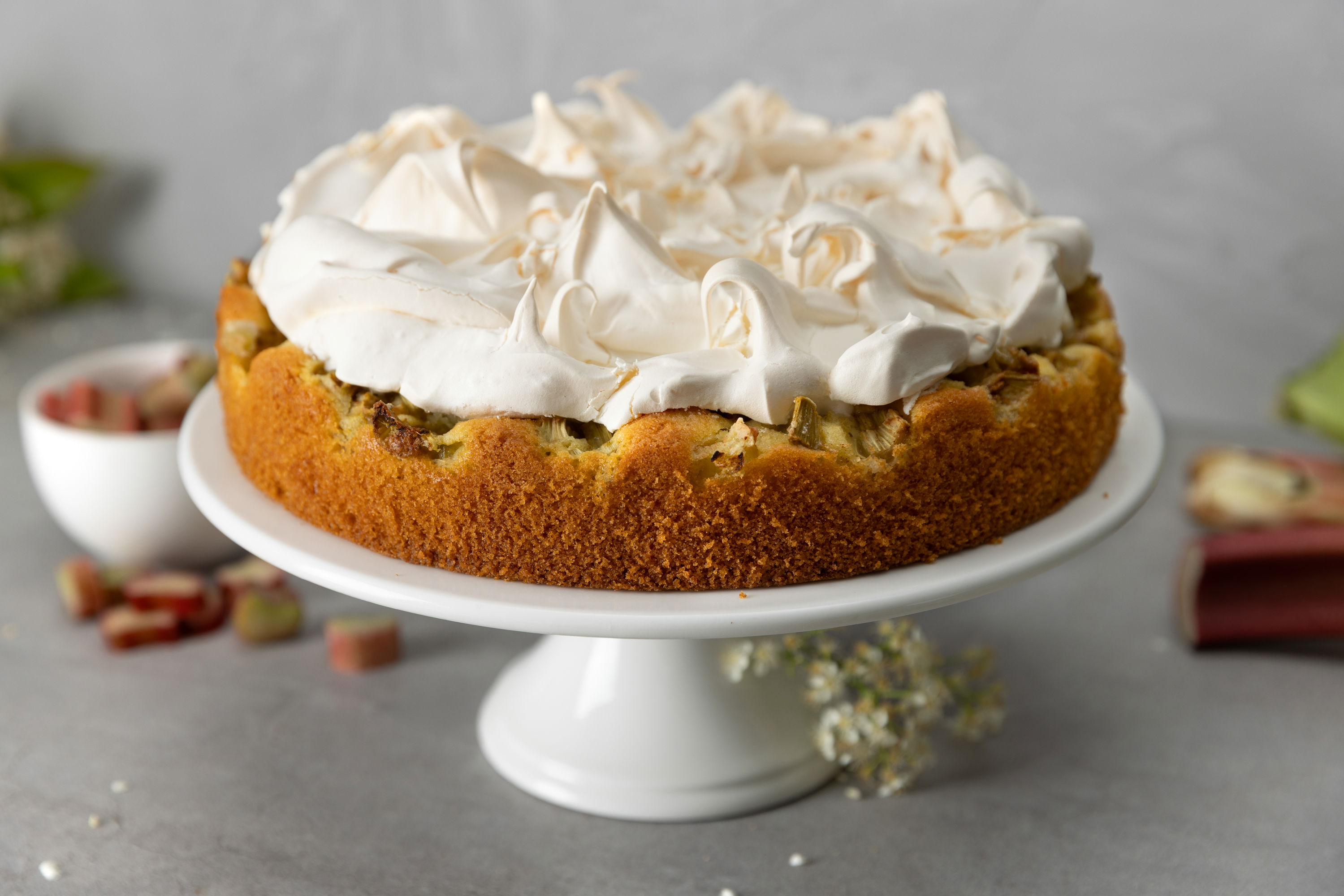 Rhabarberkuchen mit Baiserhaube / Rührteigboden